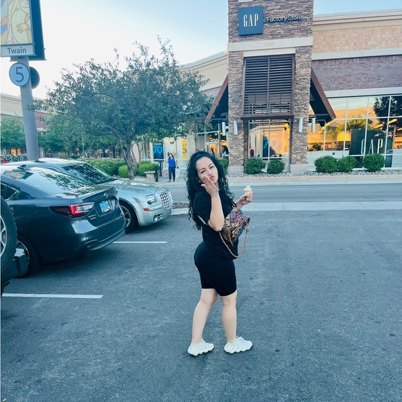 Meet your Posher, Cristiel - Picture 1 of 1